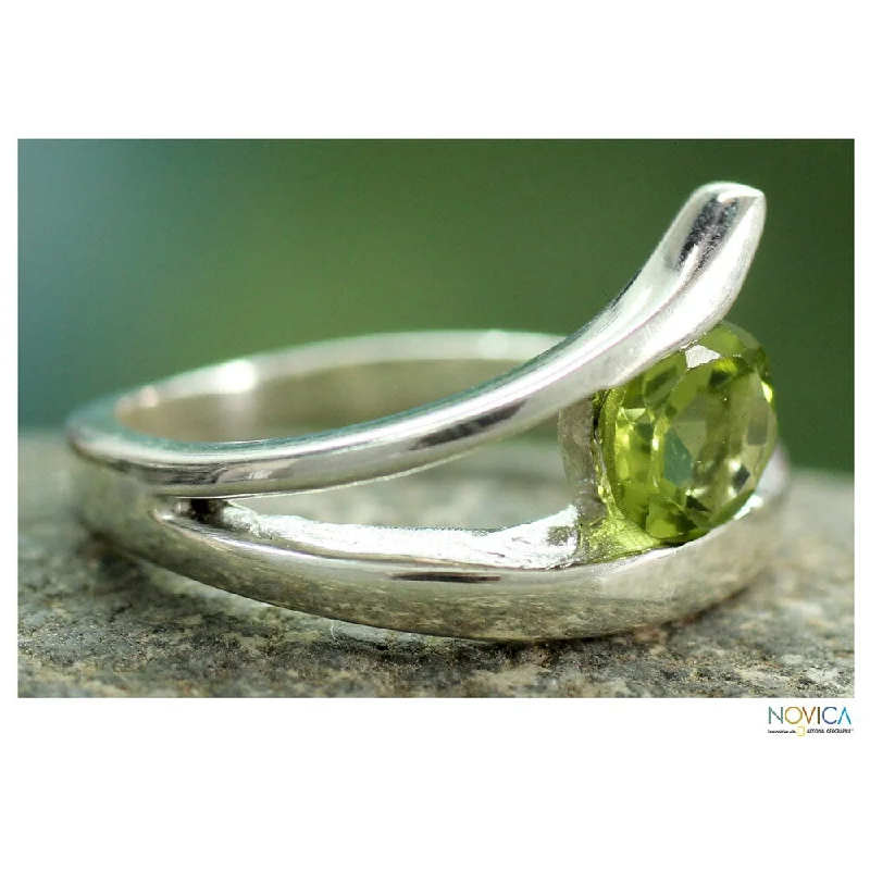 Handmade Sterling Silver 'Dazzling Love' Peridot Ring (India) - Green