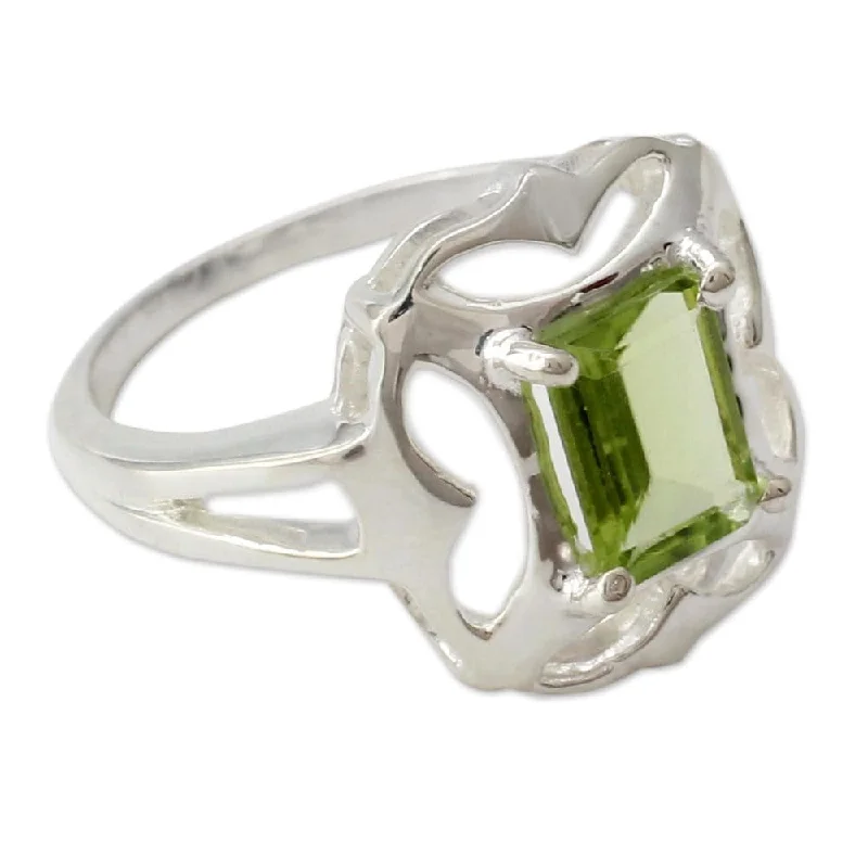 Handmade Sterling Silver 'Reverie' Peridot Ring (India)