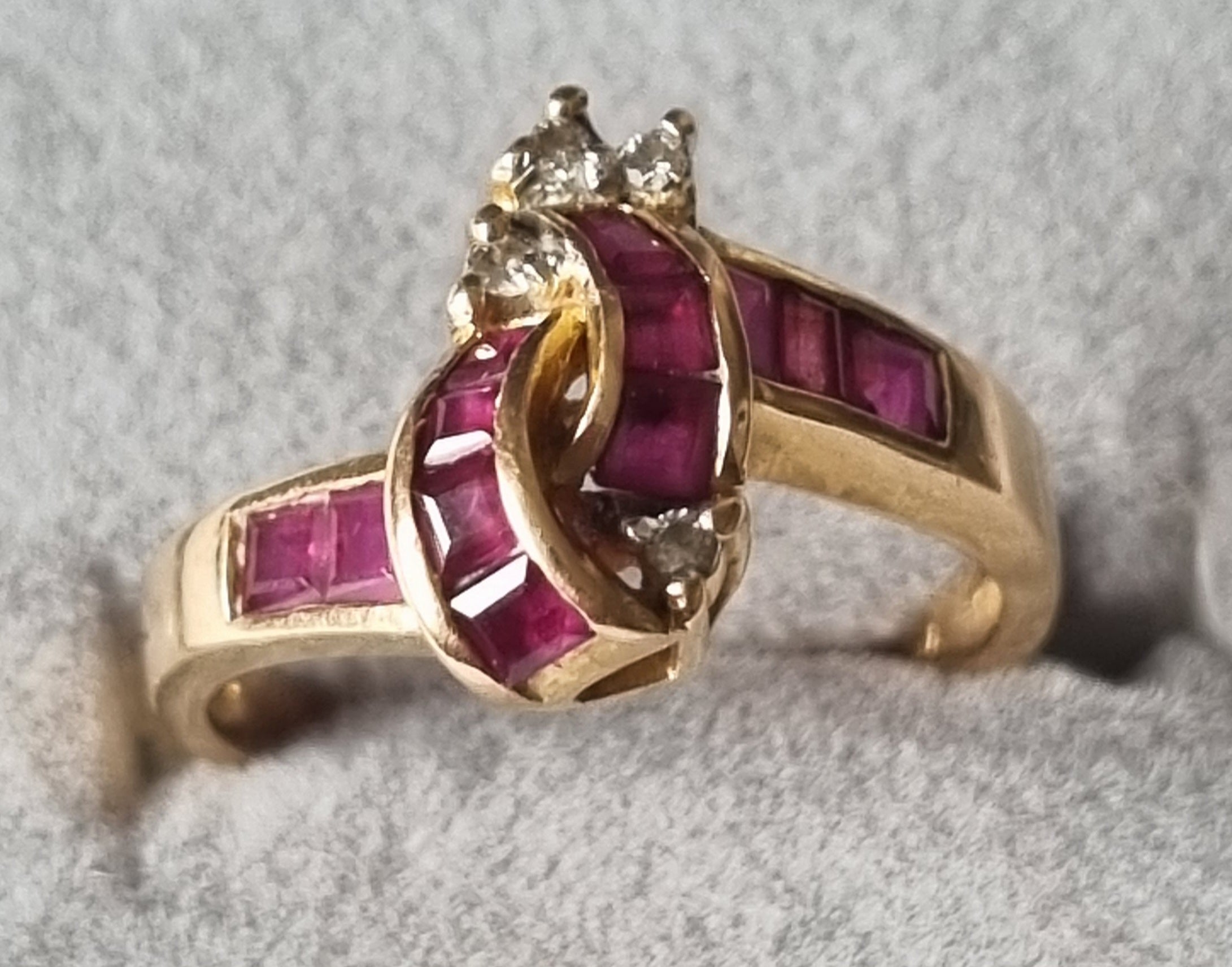 18ct Gold Diamond /Ruby Ring