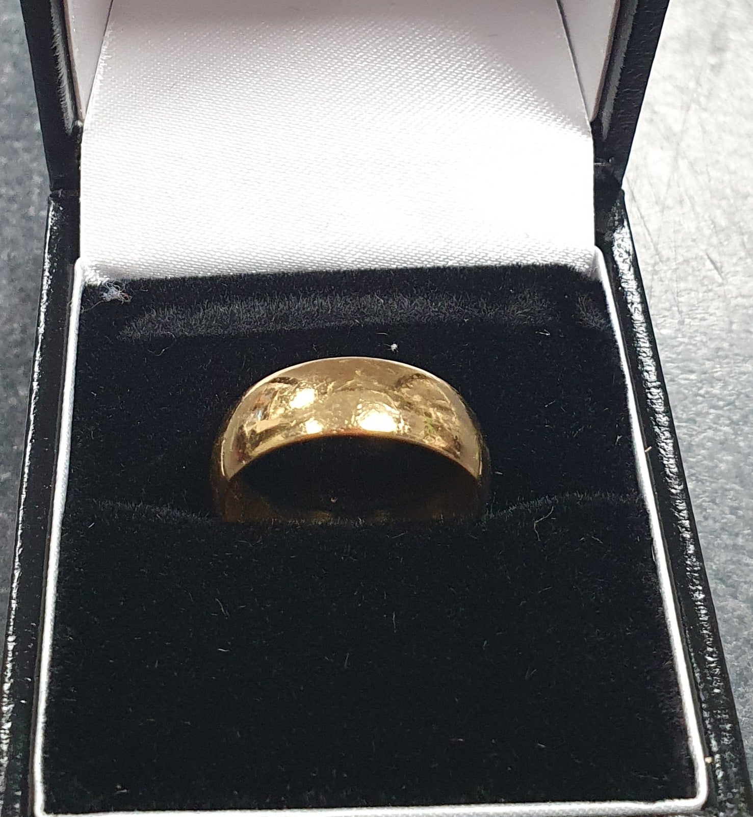 22CT - Yellow Gold Band Ring - Size L. 5.05g Hallmarked