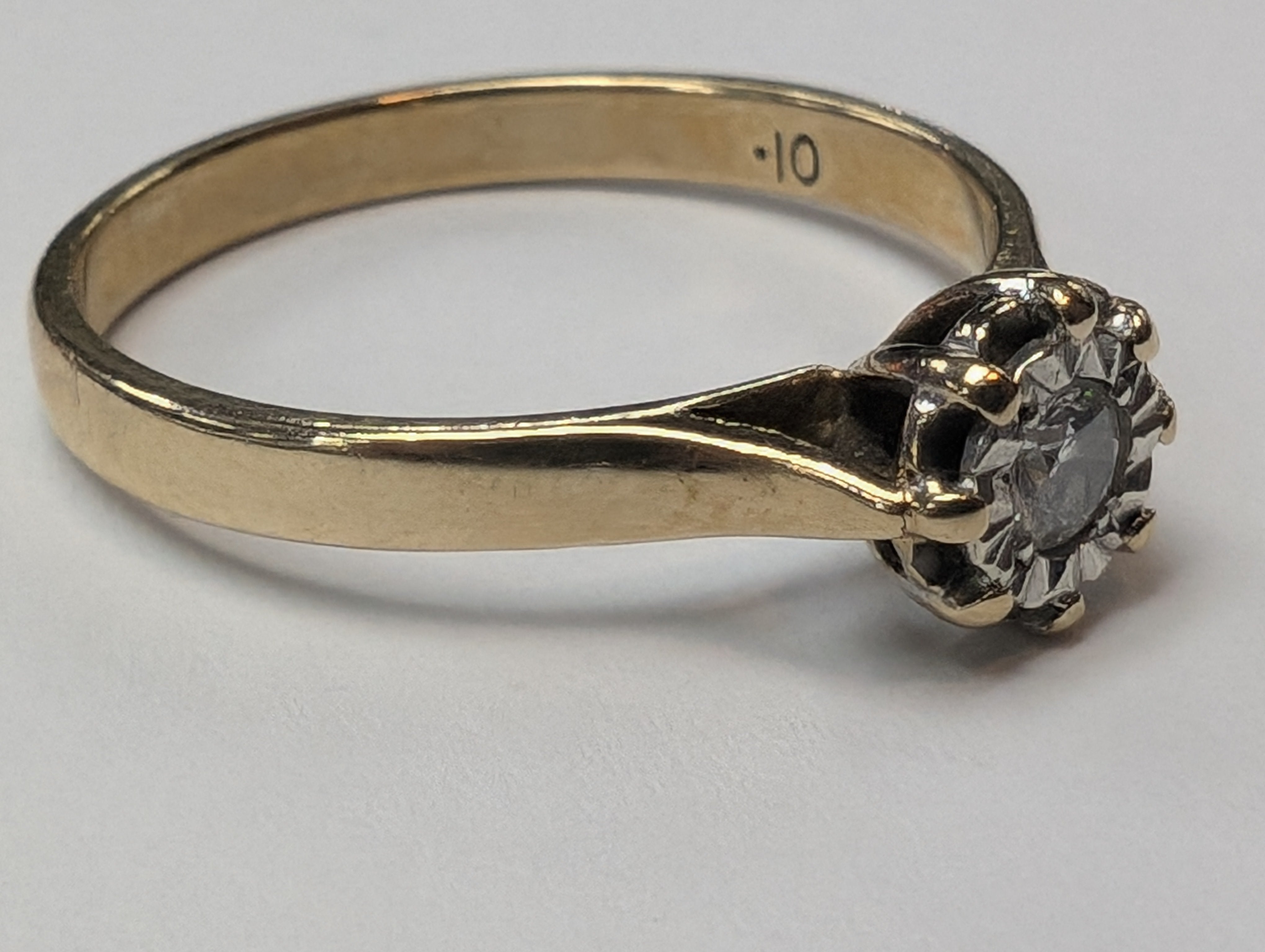 9CT GOLD DIAMOND RING SIZE P PRESTON STORE