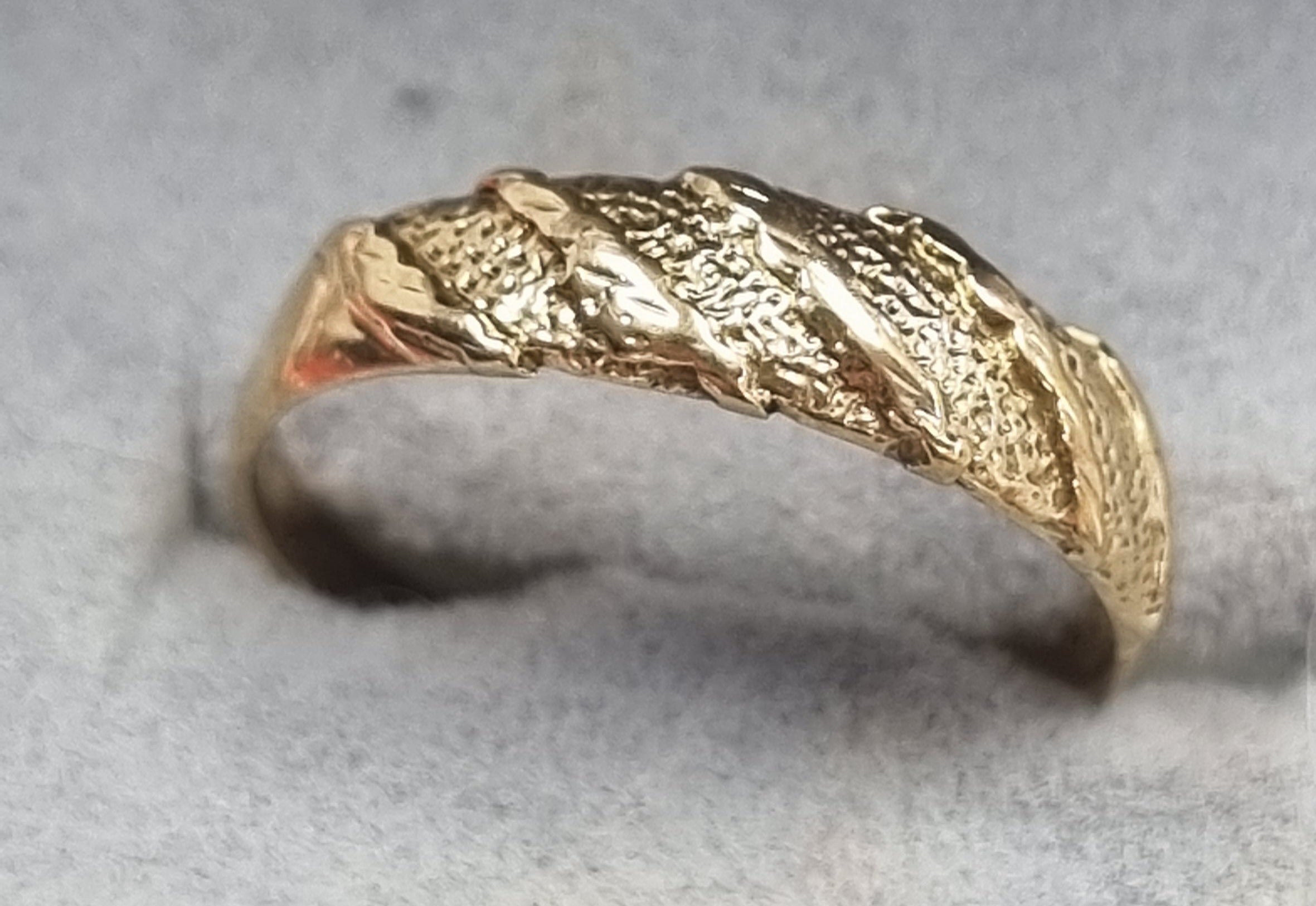 9ct gold patterned ring