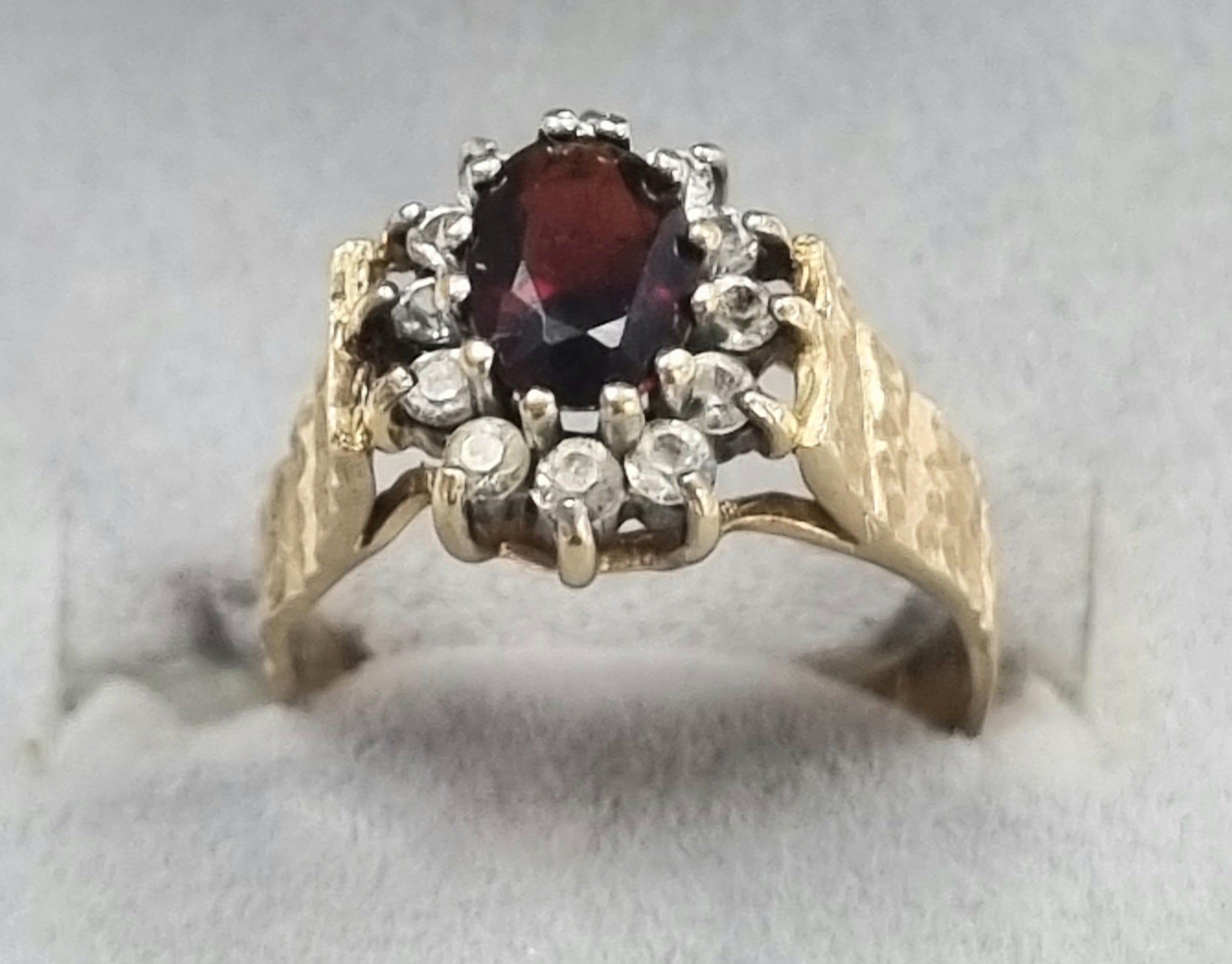 9ct Gold ring Red / Clear Stones