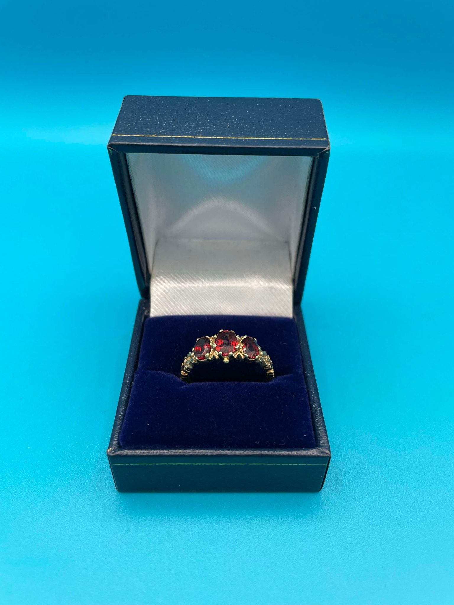 9ct gold ring with red stones