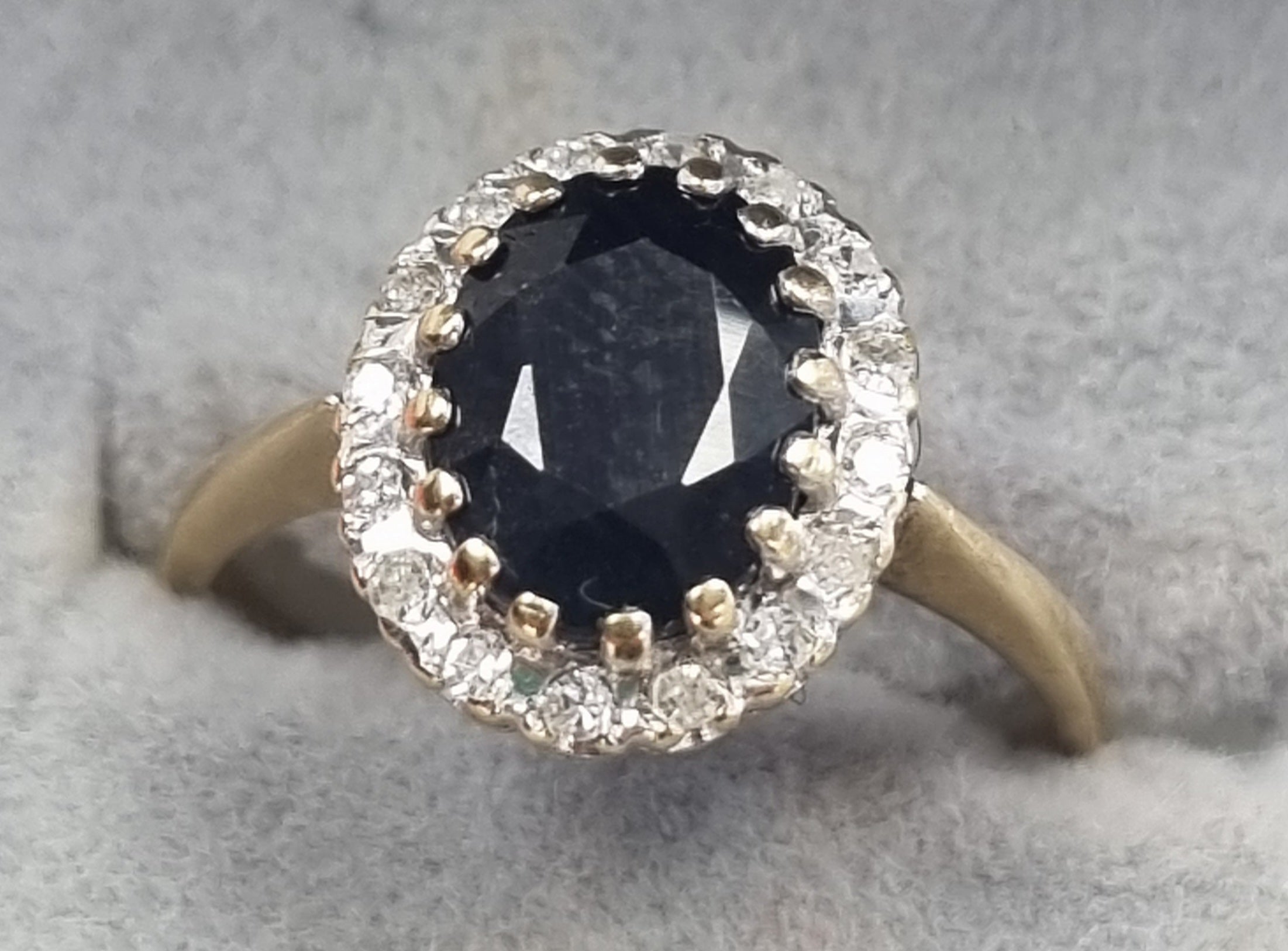 9ct ring black/clear stones - Size M.5