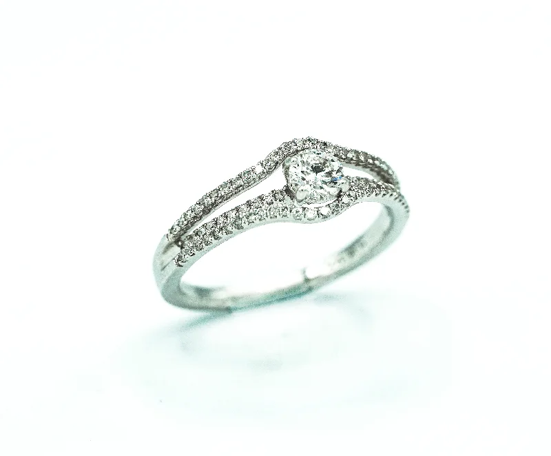 Montalvo Diamonds - Round Brilliant Cut Ring in 14k White Gold